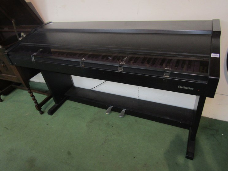 A Technics SXPR200 digital piano