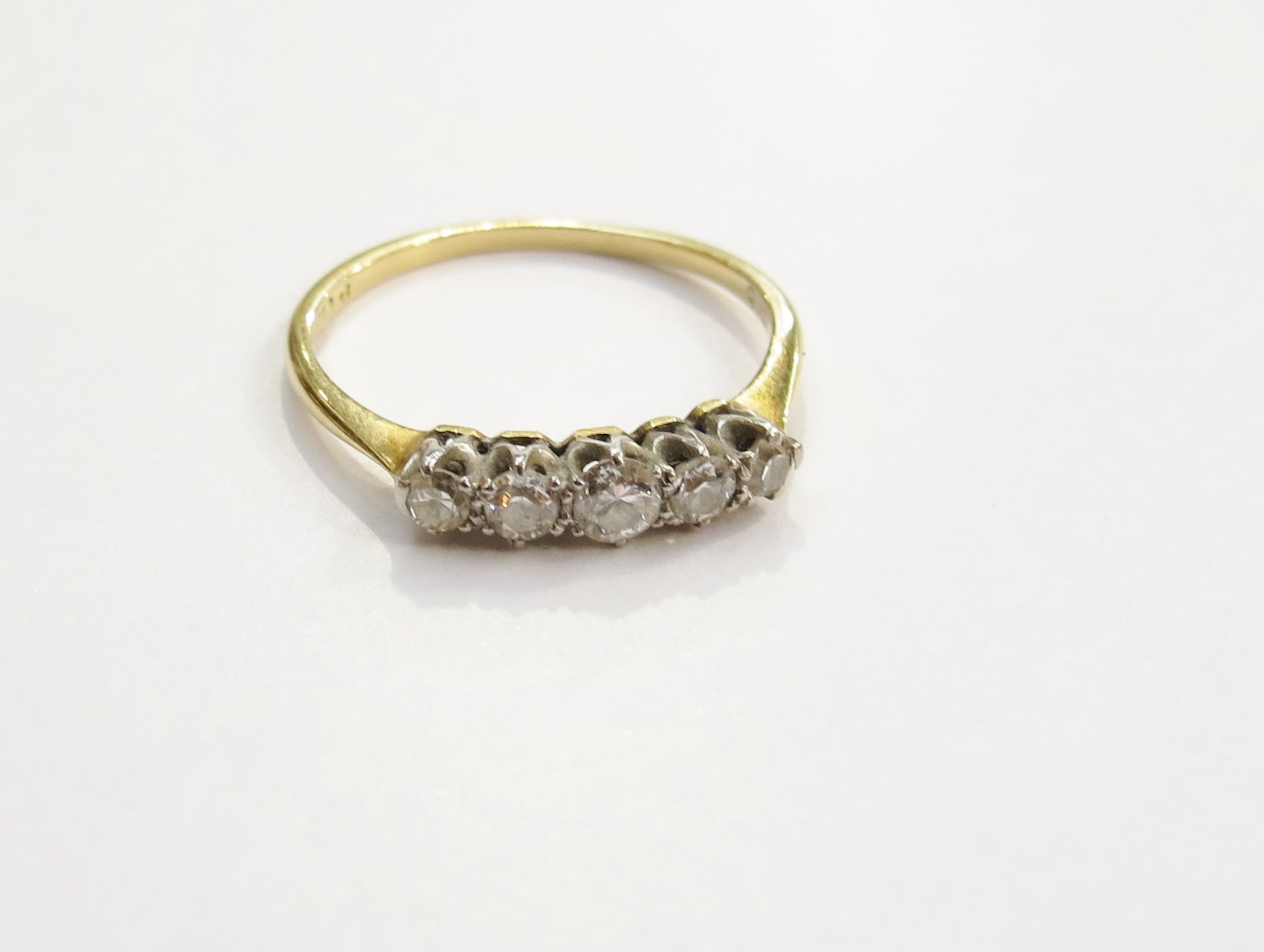 A gold five stone graduated diamond ring, size O, 1.