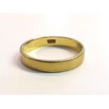 An 18ct gold wedding band, size R, 3.