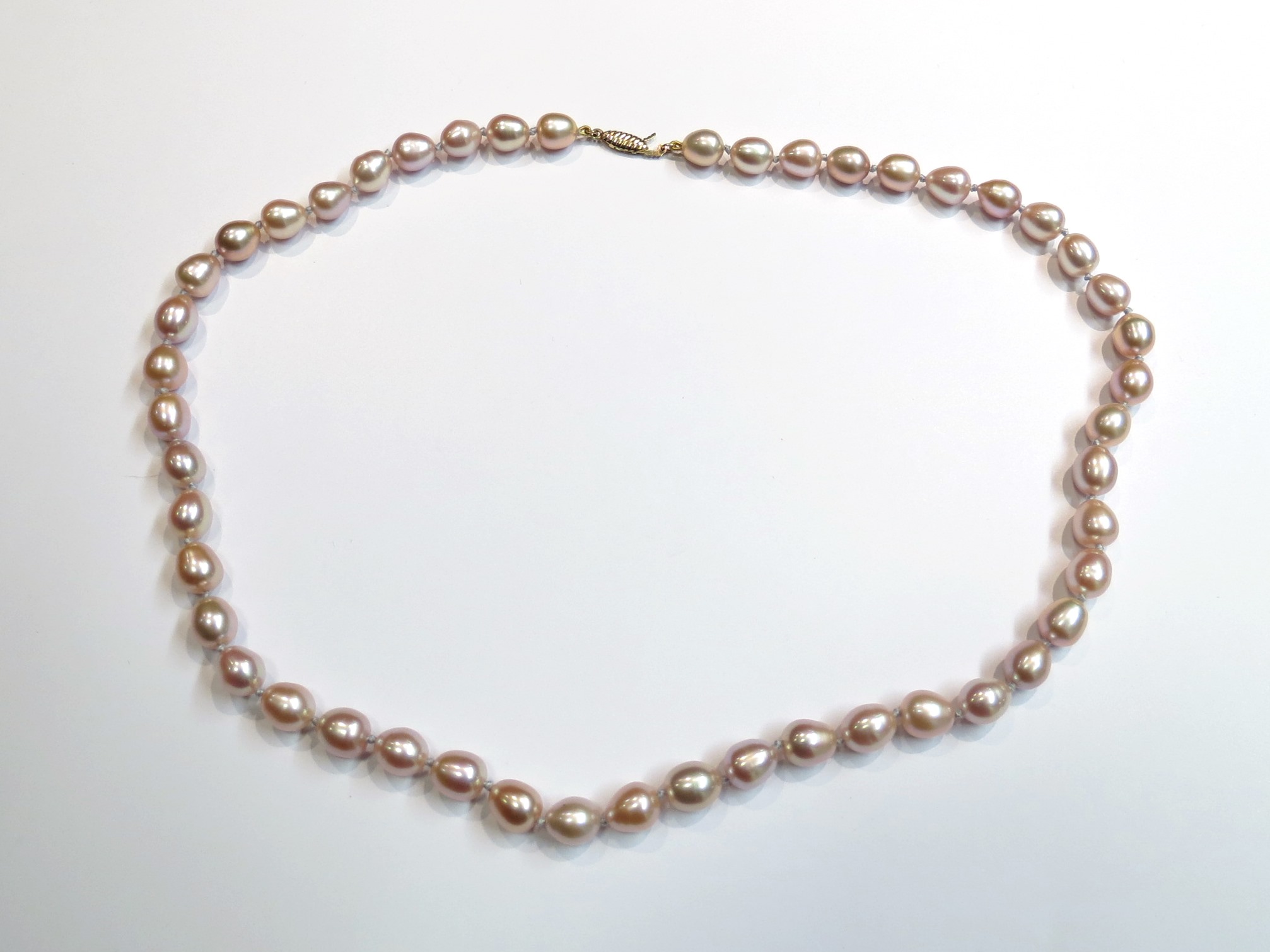 A strand of pear shaped cultured pearls, pink tone, 14ct gold clasp, 46cm length, 29. - Image 2 of 2