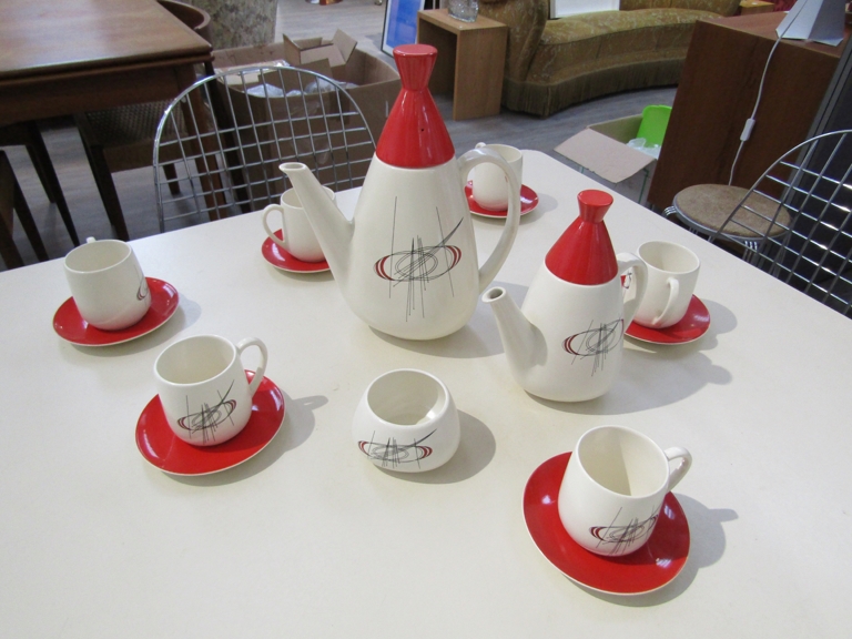 A Carlton Ware part coffee set in "Orbit" pattern in red and cream.