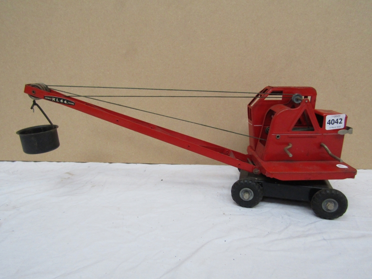 A Tri-ang tinplate crane