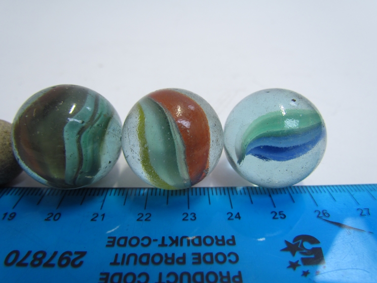 An assortment of vintage marbles including Victorian onion skin and spiral twist - Image 3 of 5