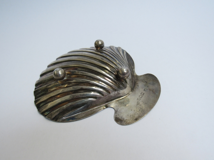 A Johnson, Walker & Tollhurst Ltd silver scallop form dish, London 1897, 13. - Image 2 of 3