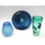 STUART AKROYD (XX/XXI) Two signed contemporary studio art glass vases in green and blue,