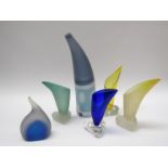 STUART AKROYD (XX/XXI) Four contemporary signed studio art glass small vases and two glass