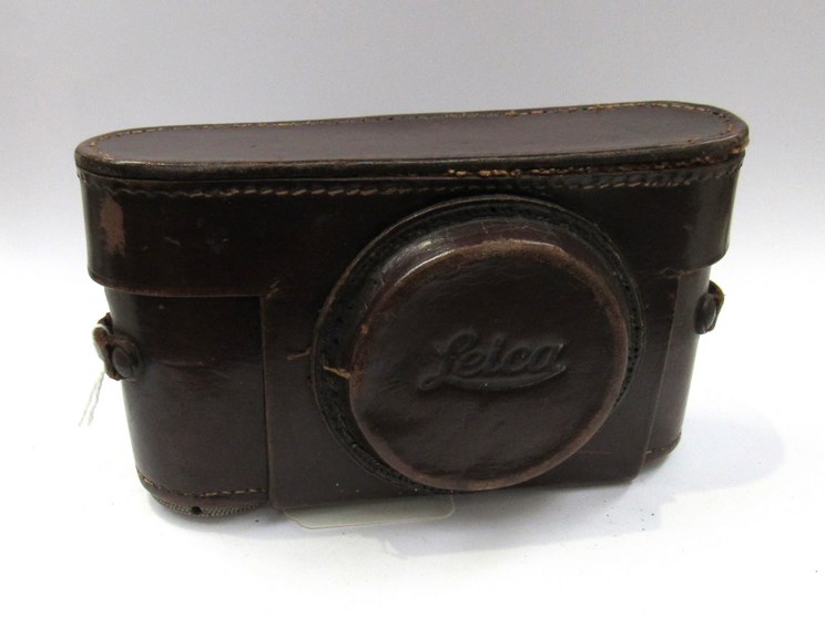 A Leica III Chrom rangefinder camera circa 1933, black, serial number 120574, - Image 4 of 5