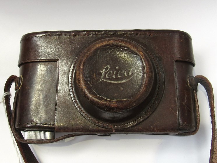 A Leica I rangefinder camera circa 1931, black, serial number 71134, with Leitz Elmar 50mm 1:3. - Image 5 of 6