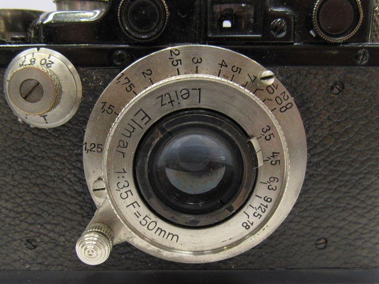 A Leica III Chrom rangefinder camera circa 1933, black, serial number 120574, - Image 2 of 5