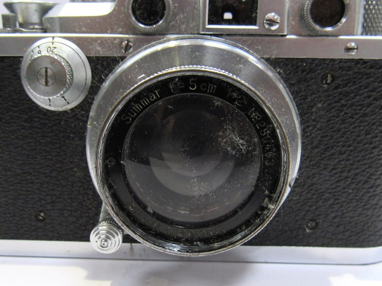 A Leica IIIa rangefinder camera circa 1938, chrome, serial number 298379, - Image 2 of 5