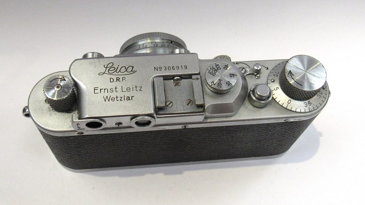 A Leica III rangefinder camera circa 1938, chrome, serial number 306919, - Image 3 of 5