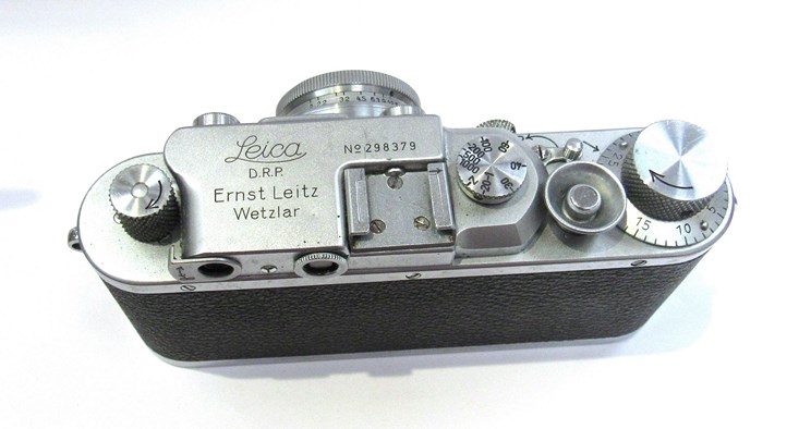 A Leica IIIa rangefinder camera circa 1938, chrome, serial number 298379, - Image 3 of 5