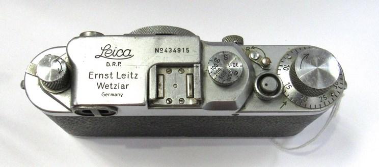 A Leica IIIc rangefinder camera circa 1946-47, chrome, serial number 434915, - Image 3 of 3