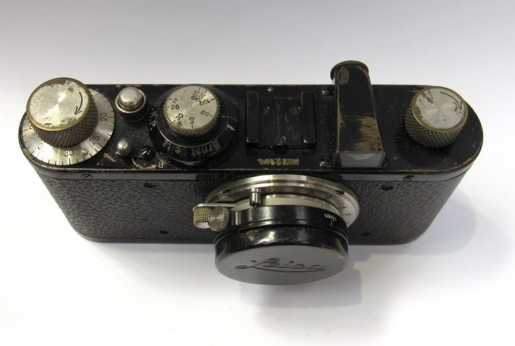 A Leica I rangefinder camera circa 1931, black, serial number 71134, with Leitz Elmar 50mm 1:3. - Image 2 of 6
