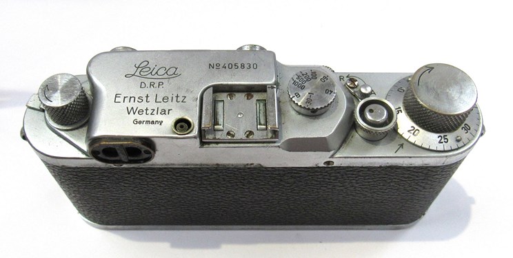 A Leica IIIc rangefinder camera circa 1946-47, chrome, serial number 405830, - Image 3 of 5