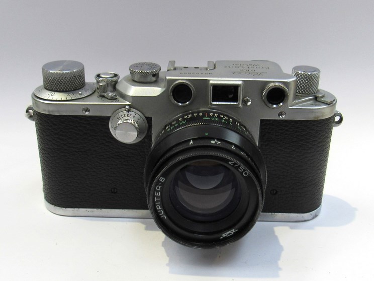 A Leica IIIc rangefinder camera circa 1946-47, chrome, serial number 402669,