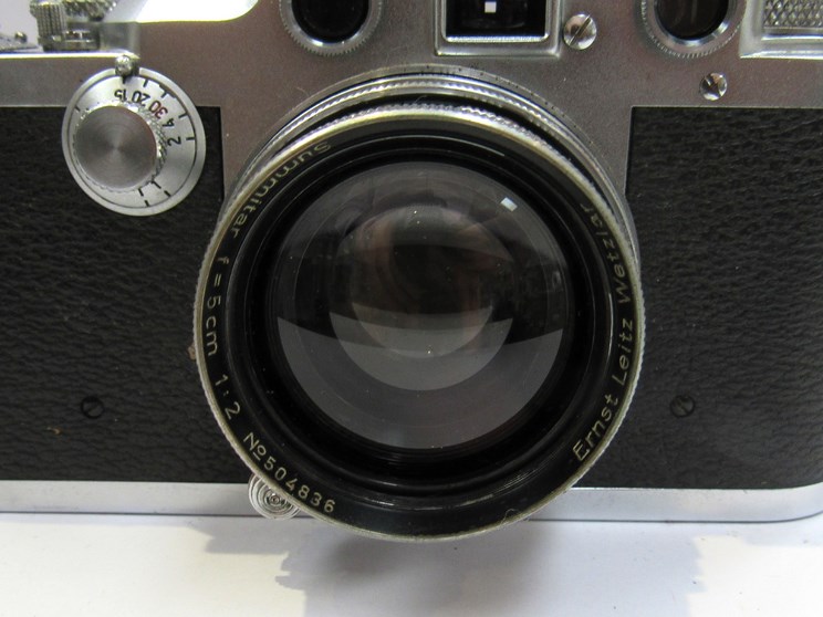 A Leica IIIc rangefinder camera circa 1946-47, chrome, serial number 428272, - Image 2 of 3