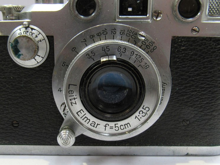 A Leica IIIc rangefinder camera circa 1946-47, chrome, serial number 405830, - Image 2 of 5