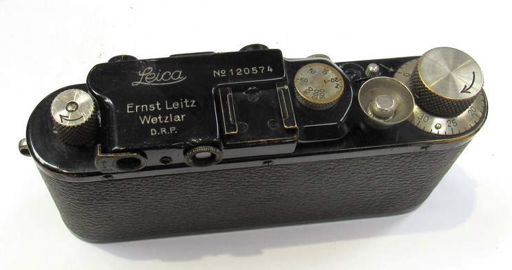 A Leica III Chrom rangefinder camera circa 1933, black, serial number 120574, - Image 3 of 5