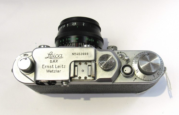 A Leica IIIc rangefinder camera circa 1946-47, chrome, serial number 402669, - Image 2 of 2