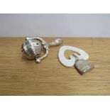 A sterling silver Little Boy Blue teething ring and rattle marked 925 (2)