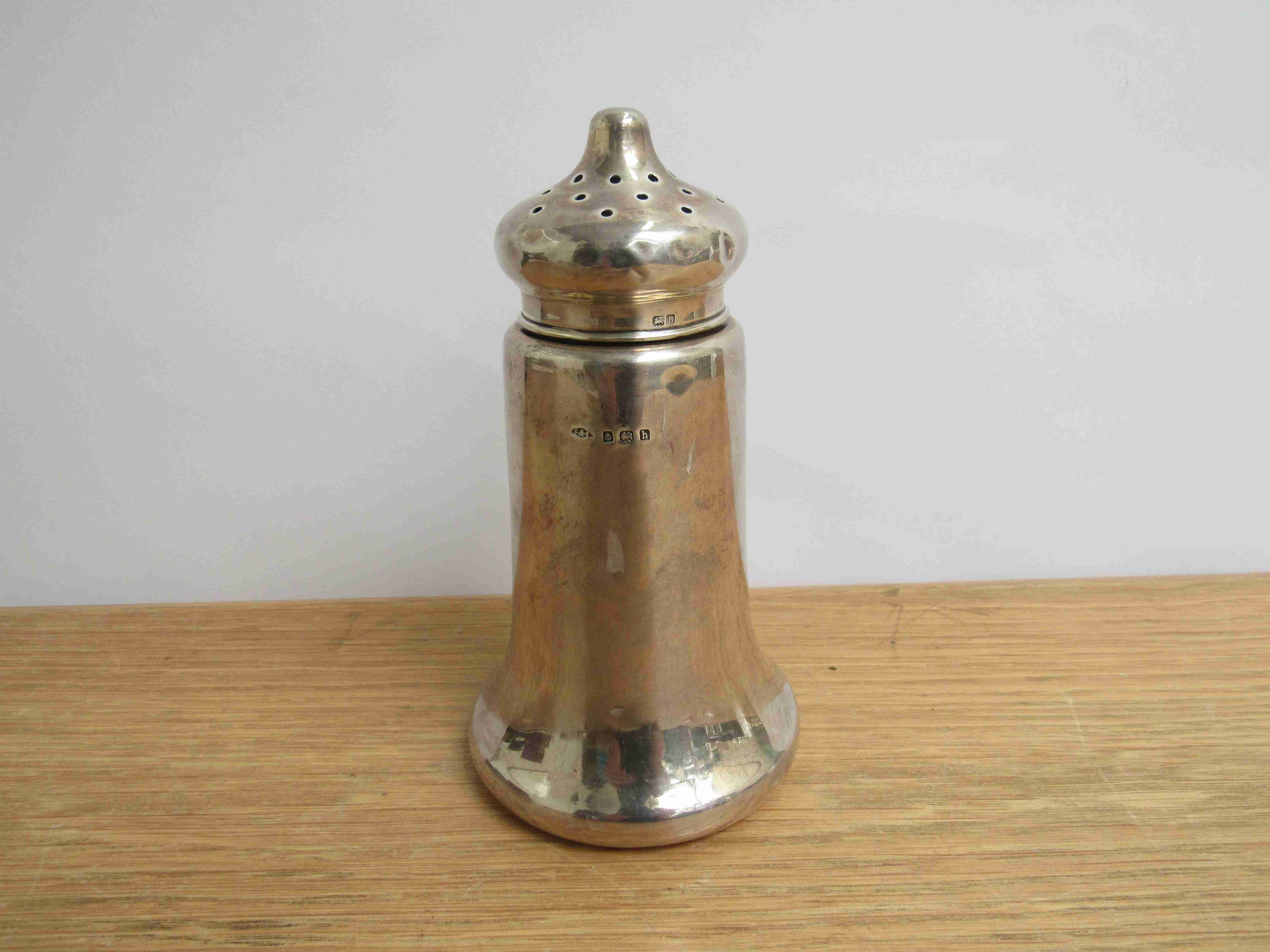 A Griffiths & Singleton silver sugar castor, Birmingham 1907 (dented),