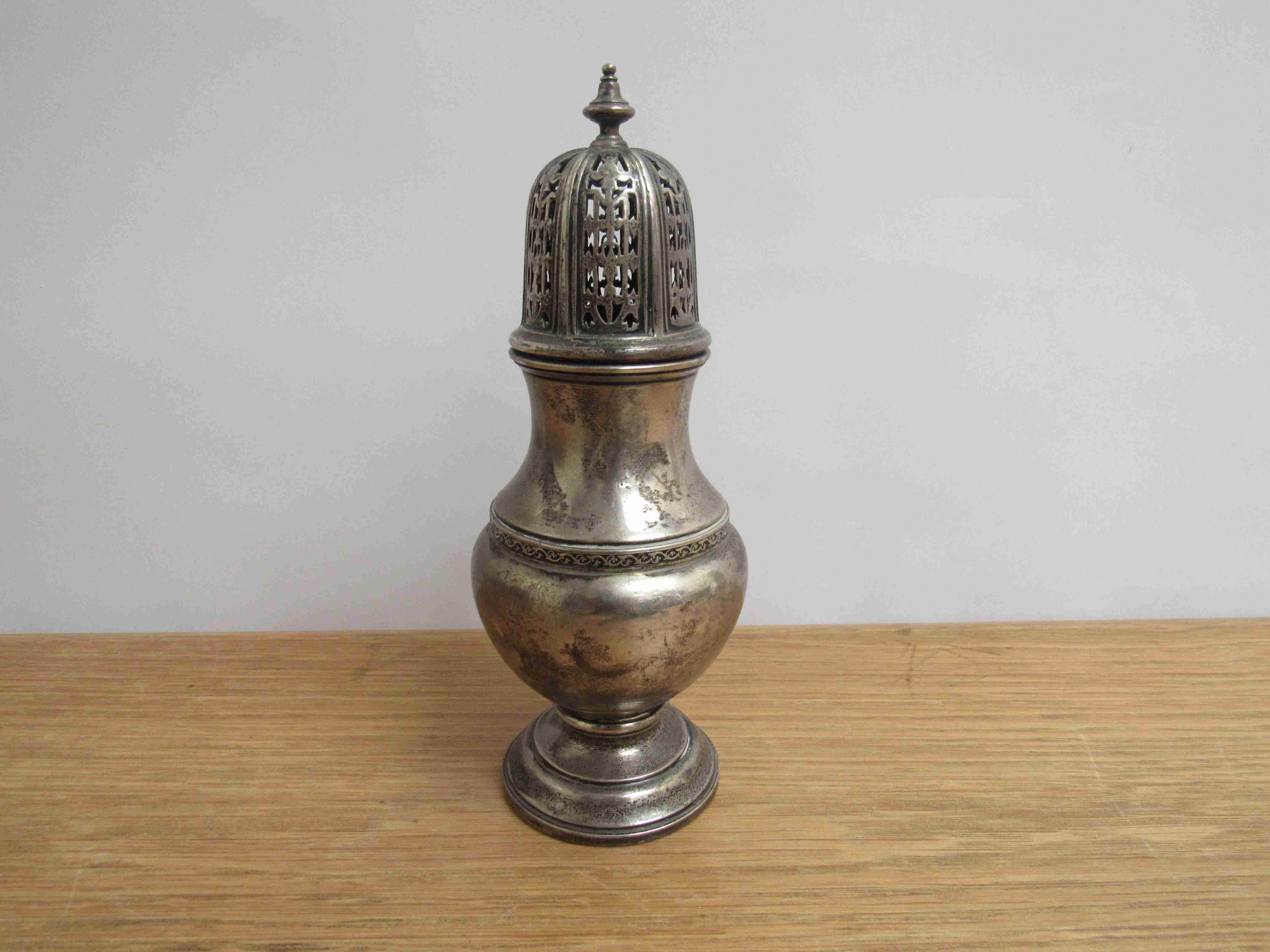 A S Blanckensee and Sons Ltd silver sugar castor, London 1932, 18cm tall,