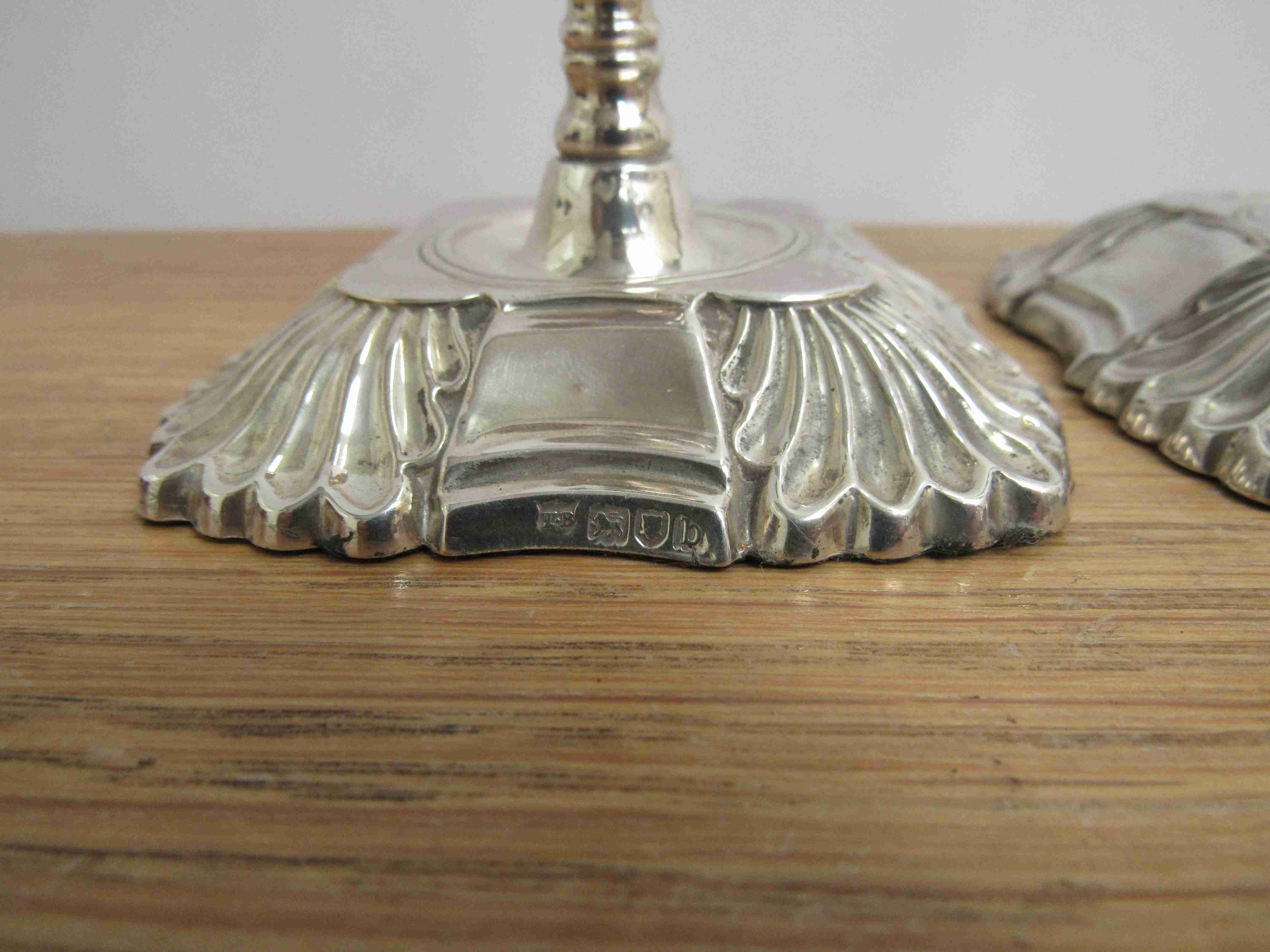 A pair of Thomas Bradbury & Sons silver candlesticks, London 1897, 13. - Image 3 of 3