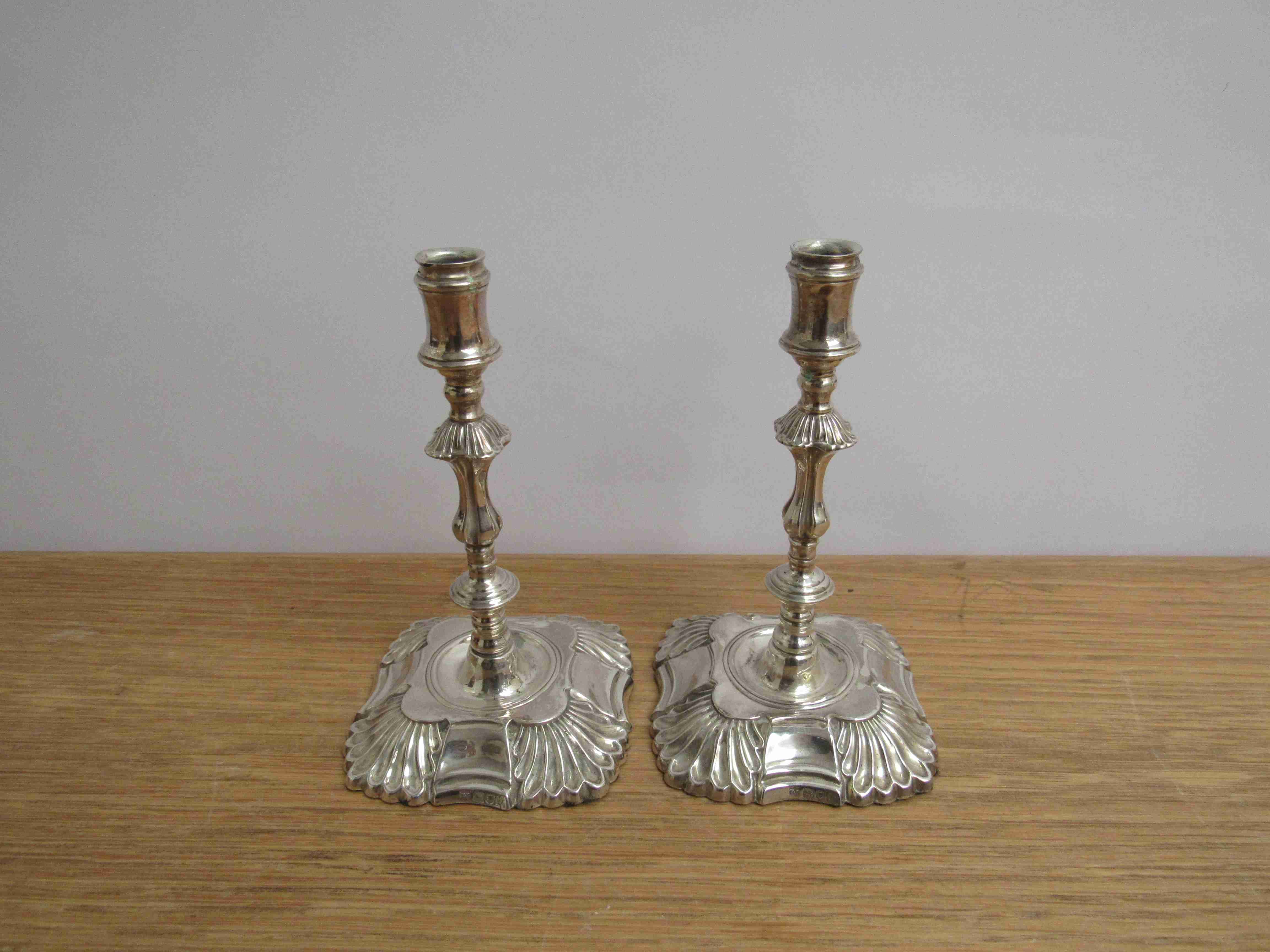 A pair of Thomas Bradbury & Sons silver candlesticks, London 1897, 13. - Image 2 of 3