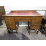 An Edwardian lady's mahogany twin pedestal desk of seven drawers, 77cm x 121cm x 60cm.