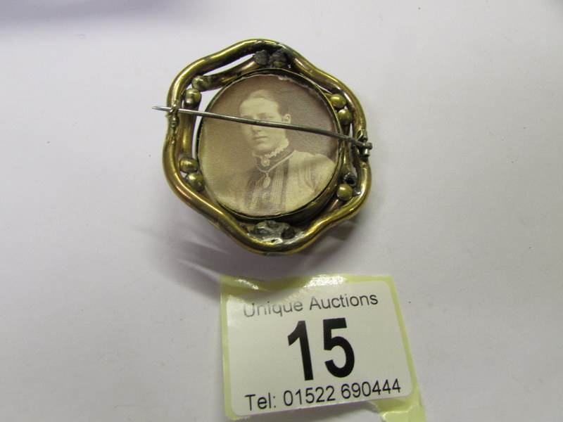 A Victorian yellow metal memorial brooch with shell cameo of female profile (missing glass from - Image 2 of 2