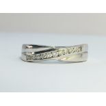 An 18ct 5.1 gram gold cross bar diamond ring, size L half.