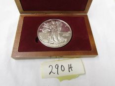 A U.S.A one pound Eagle 1986 Liberty fine silver coin in case.