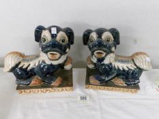 A pair of pottery dogs of fo.