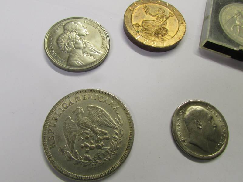 A small collection of coins and medallions. - Image 2 of 4