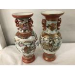 2 oriental vases, 25 cm tall.
