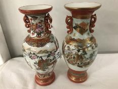 2 oriental vases, 25 cm tall.