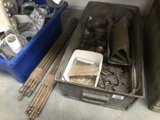 A box of brass bed fittings/mounts and a quantity of brass stair rods