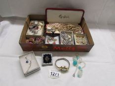 A mixed lot of vintage necklaces etc., including pearls.