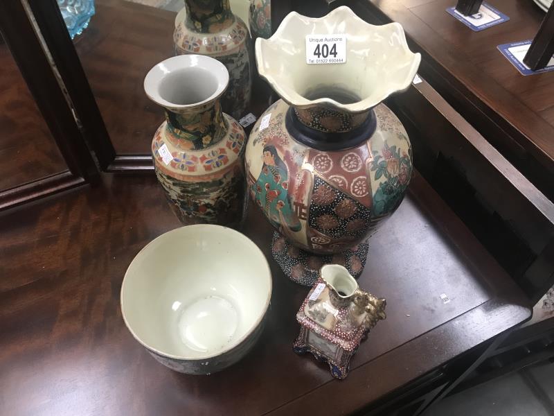 2 oriental vases,