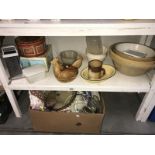 2 shelves of kitchenalia including mixing bowls, enamelware,