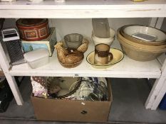 2 shelves of kitchenalia including mixing bowls, enamelware,