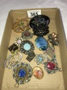 A tray of vintage brooches