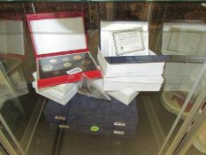 5 boxes of mint statehood quarter dollars, a GB decimal set 1990, 2 coin boxes and a bag of coins.