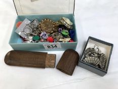 A mixed lot of vintage brooches etc