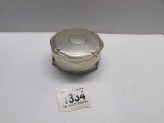 A silver trinket box, Sheffield 1913/14, gross weight 5.