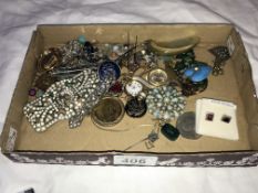 A quantity of vintage brooches, lockets & art deco etc.