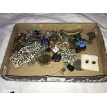 A quantity of vintage brooches, lockets & art deco etc.