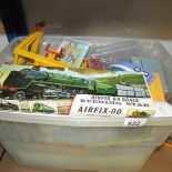 A box of miscellaneous '00' gauge parts and accessories including bodies, track, buildings etc.