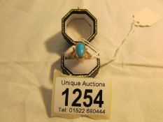A turquoise gabachon gold ring, size M.